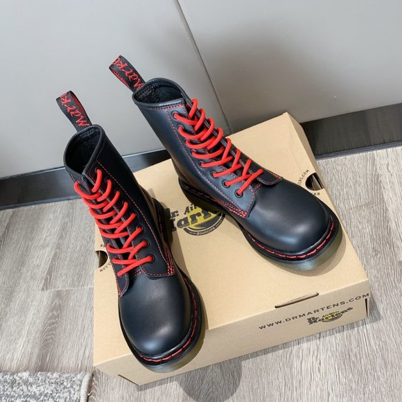 BRAND NEW Dr. Martens boot size 38（us7）